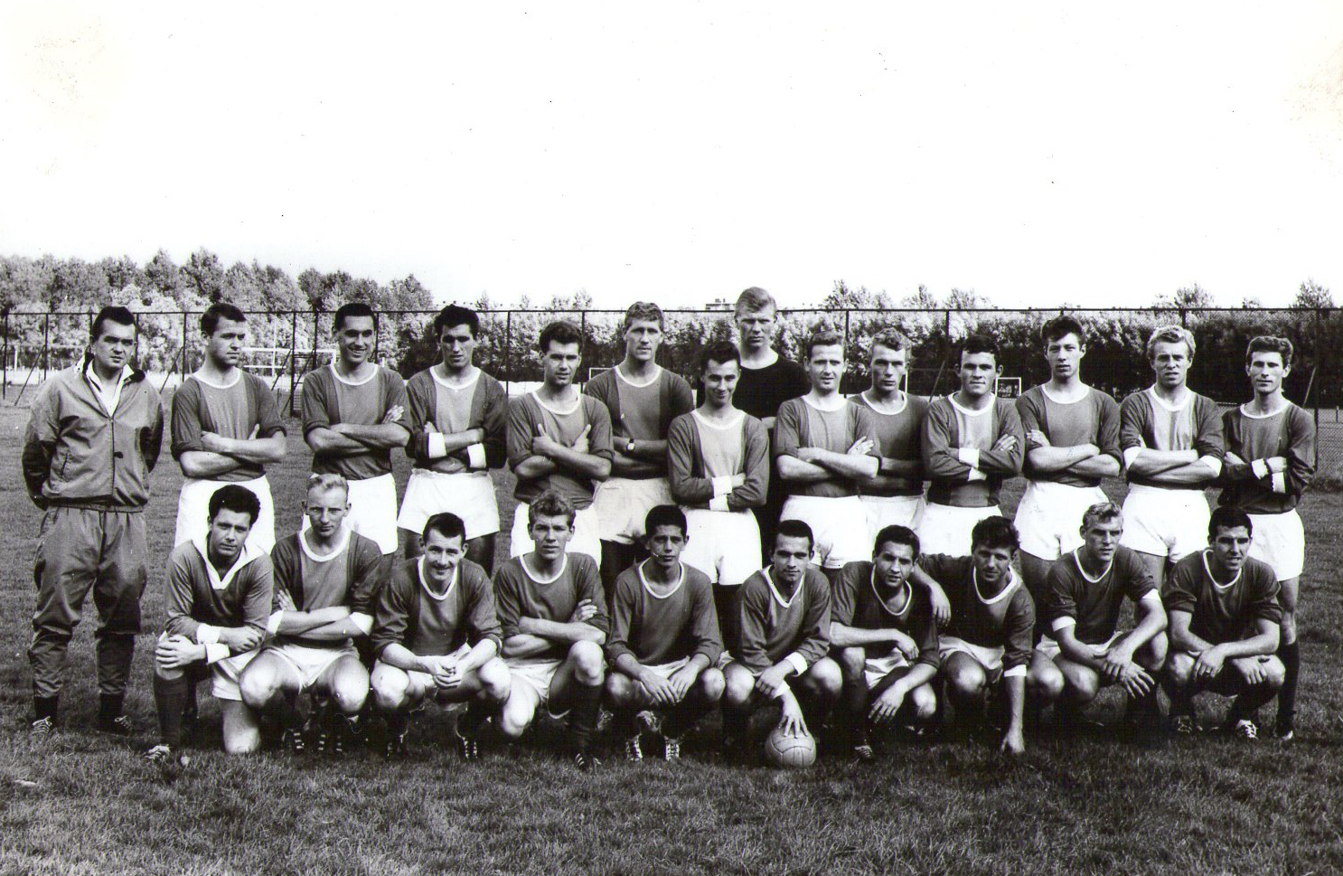 Prentatie foto selectie tweede elftal sezoen 1963-1964